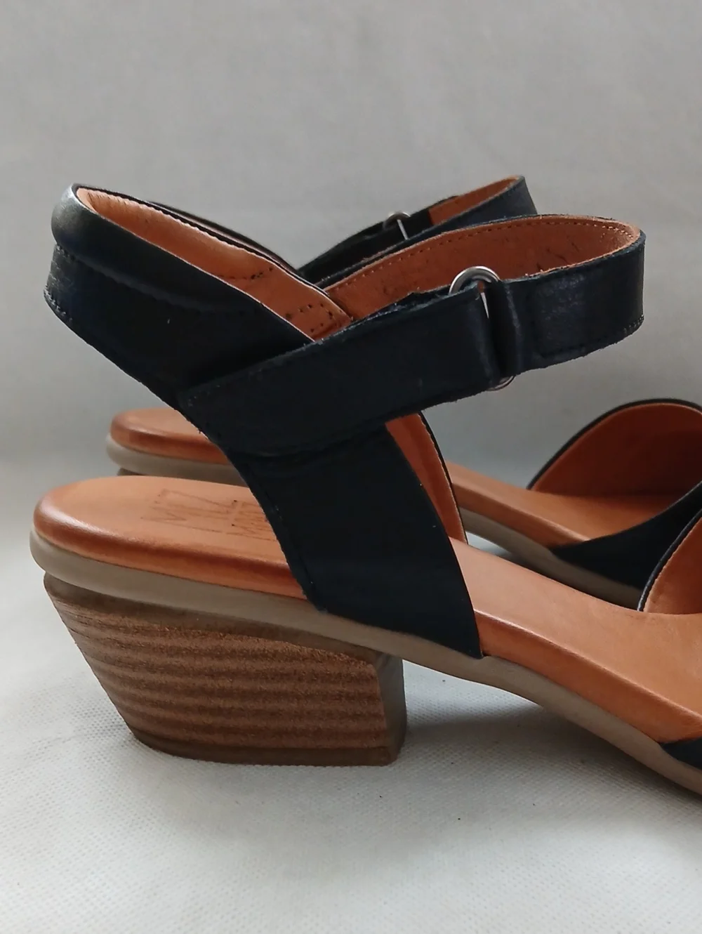 Miz Mooz Womens 41 Kacie Black Leather Sandals Crossover Ankle Strap Block Heel